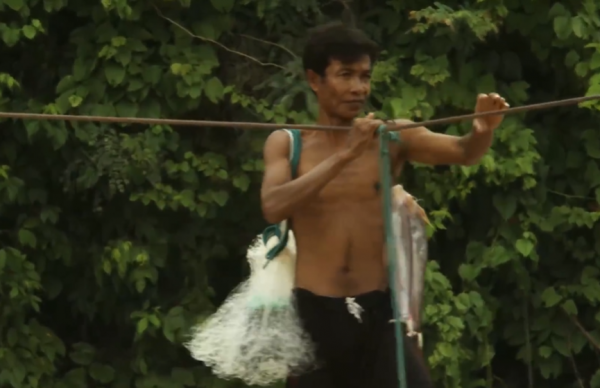 湄公河最瘋狂的捕魚人，極端洪水嚇得你冒冷汗，他們卻在水中玩命