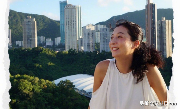 吳綺莉年後首次露面！穿毛衣戴毛線帽說上海話，瘦成錐子臉顏值高