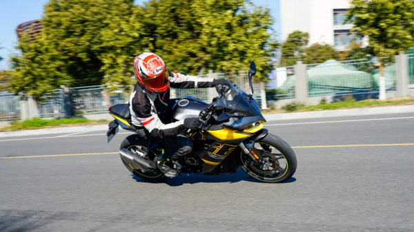 提速更快震動更低，國產250小跑車中頂級選手—無極250RR測評