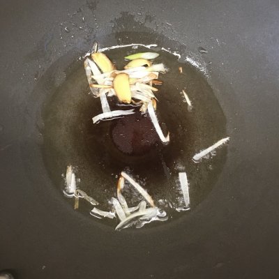 第一次嘗試蘑菇韭菜湯和炒韭菜,沒想到這麼好吃 第一次嘗試蘑菇韭菜湯和炒韭菜,沒想到這麼好吃