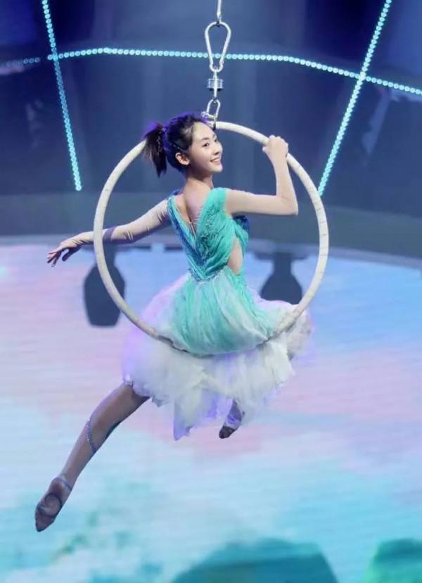 小個子的女星，個個都是腿精，毛曉彤有“漫畫腿”，王子文腿好白