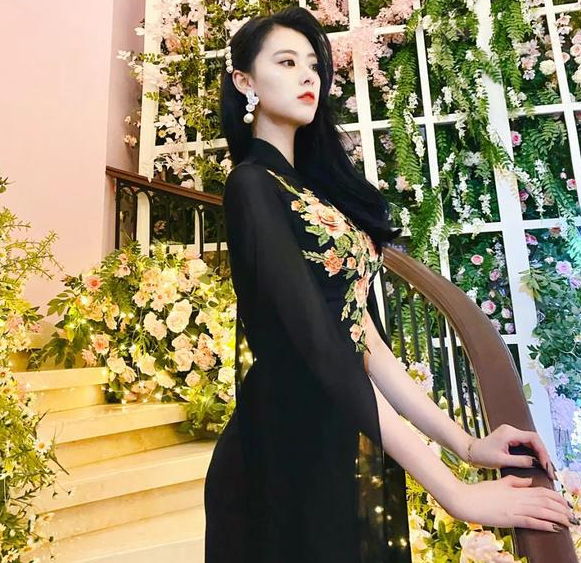 中傳美女楊詩尹走紅，贏得“環球小姐”桂冠，堪稱小說般的人生