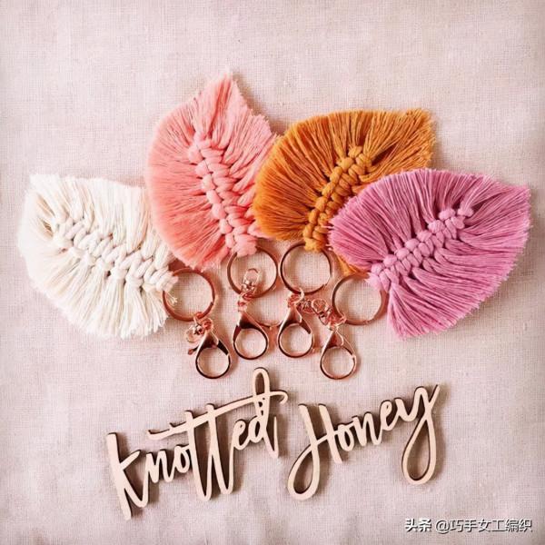 用剩餘的棉繩編了幾片葉子，組合起來簡直美翻了，鄰居都要學起來