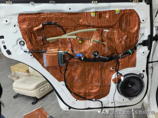 越野硬漢搭配HIFI立體環繞聲讓人意猶未盡，酷路澤升級德國RS音響