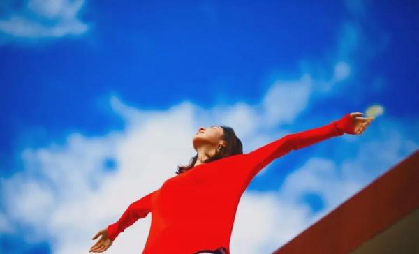 中國歌劇舞劇院首席，美人莞爾。彩排幕後，一張張青春美麗的臉