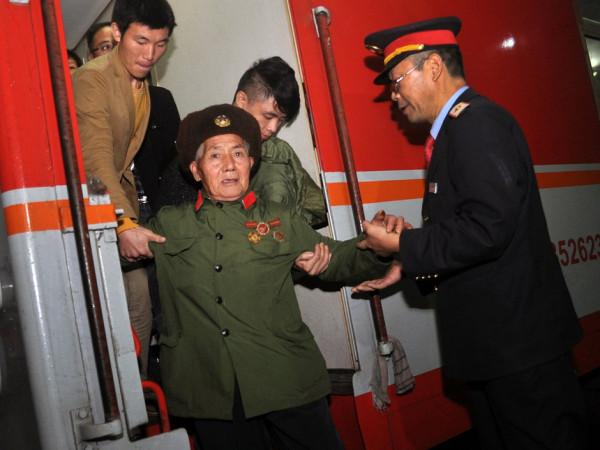 湖南老農隱居深山50年，為女兒看病意外暴露身份：原是毛主席警衛