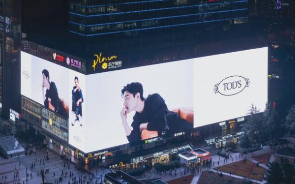 金主霸霸是承包了這塊大屏嗎？