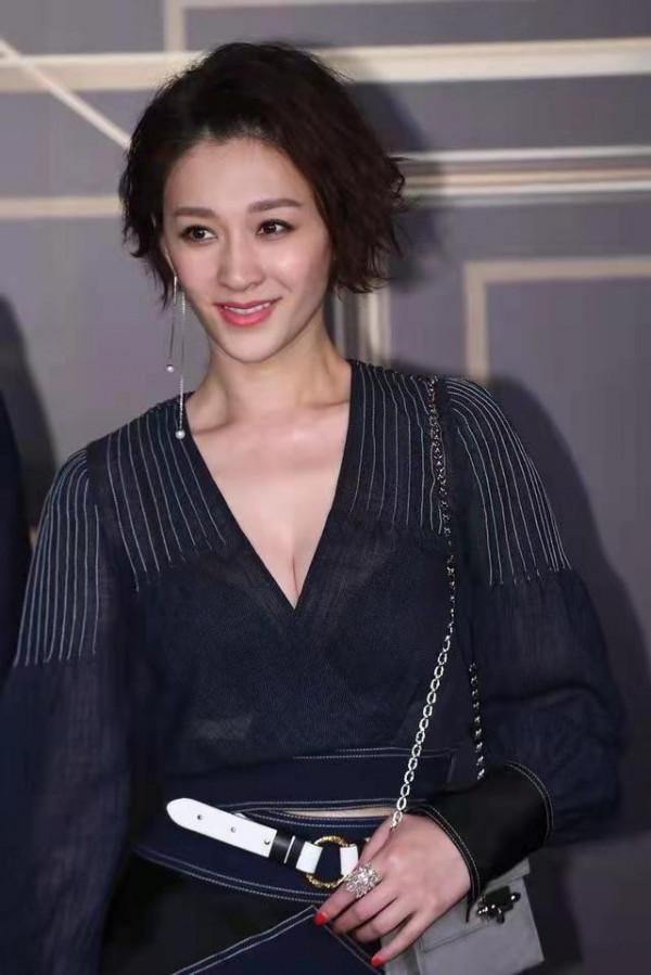 45歲的李小冉真不顯老，穿牛仔裙優雅有活力，一頭短髮氣質很迷人