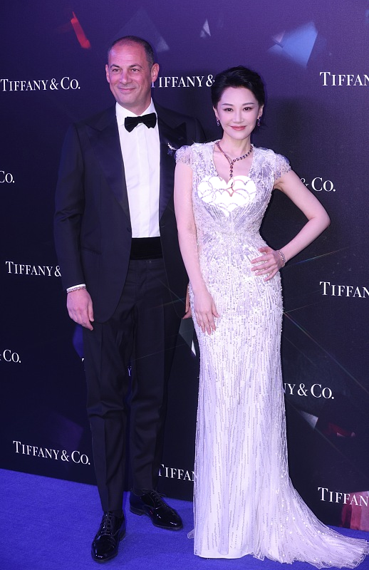 大齡未婚的女人真的很年輕，許晴都年過半百了，也能駕馭緊身裙