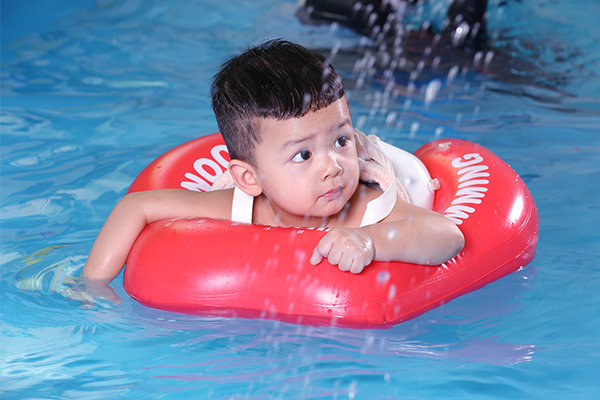 嬰兒到底該怎麼游泳？
