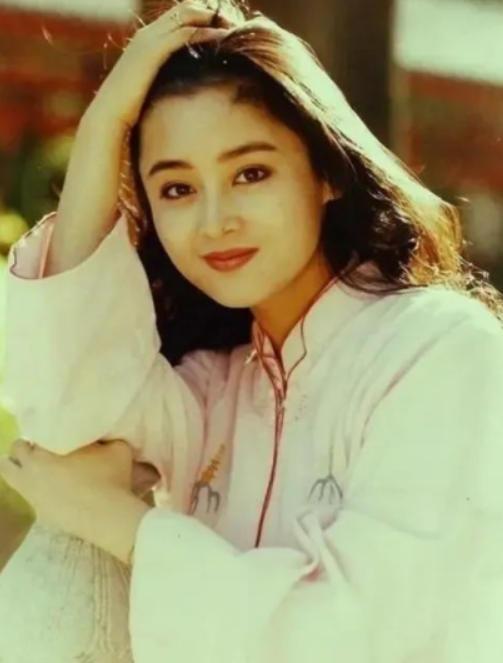 陳紅：28歲嫁給44歲二婚導演，婚後生2娃，她才是人間清醒