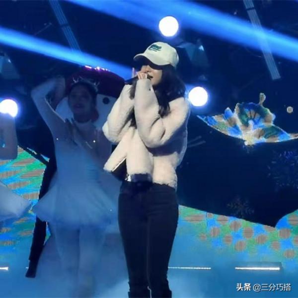 楊穎現在好低調，一條窄腿褲看著挺普通，32歲這樣穿卻更顯年輕了