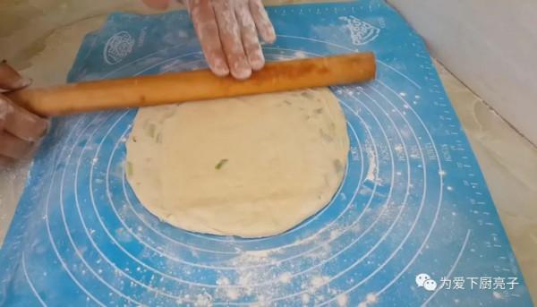 自制蔥油餅的做法，鍋裡一烙，柔軟勁道不油膩，比手抓餅好吃