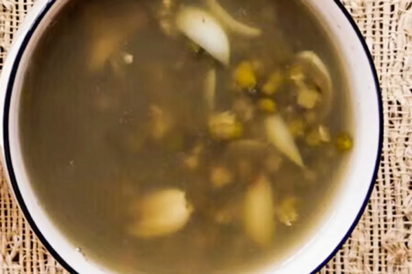 營養早餐食譜：甘涼清潤的綠豆百合粥，搭配黃瓜炒雞蛋