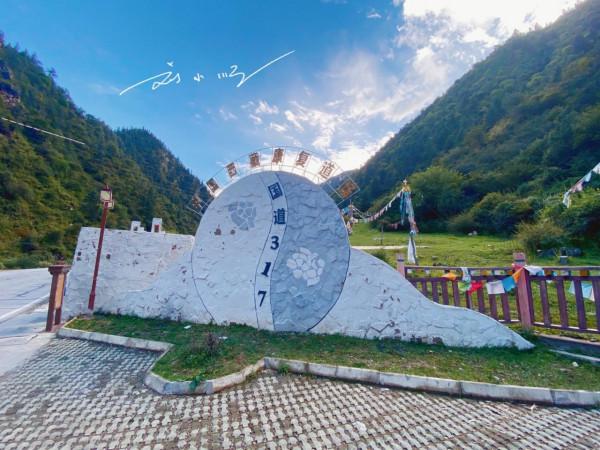 西藏昌都的神奇道場,位於317國道旁,據說在此打坐能感應全世界 西藏昌都的神奇道場,位於317國道旁,據說在此打坐能感應全世界