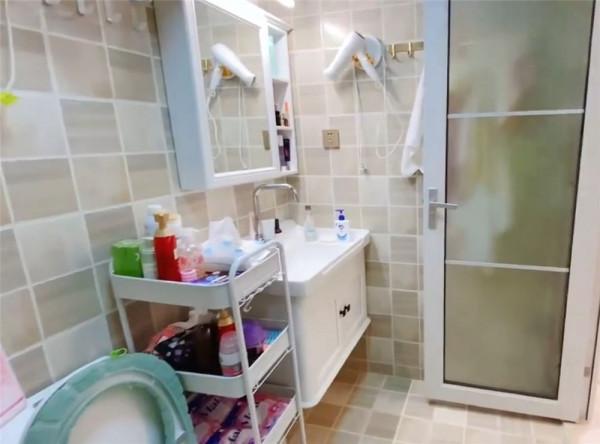 姑娘買下28㎡小家，利用2米9層高做夾層臥室，一個人住也太爽了