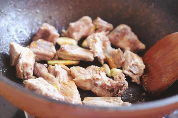 只要是燉排骨，切記不要焯水，教你3個小妙招，不腥不柴真好吃