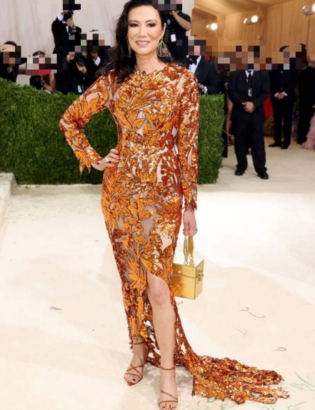 鄧文迪保養真好，穿裹身裙不見贅肉痕跡，金色亮片禮裙奢華高貴