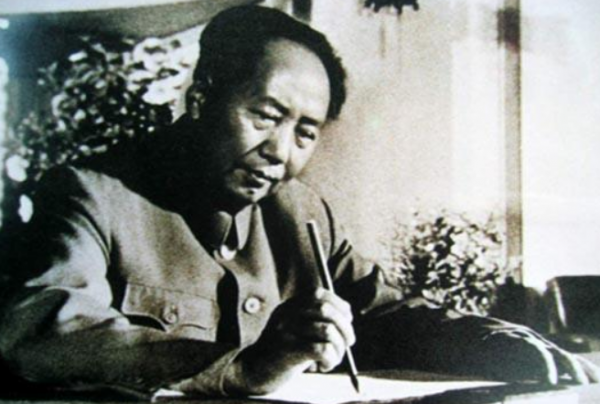 1965年，毛主席重上井岡山，看到一人很面熟，30年前曾送給他棉衣