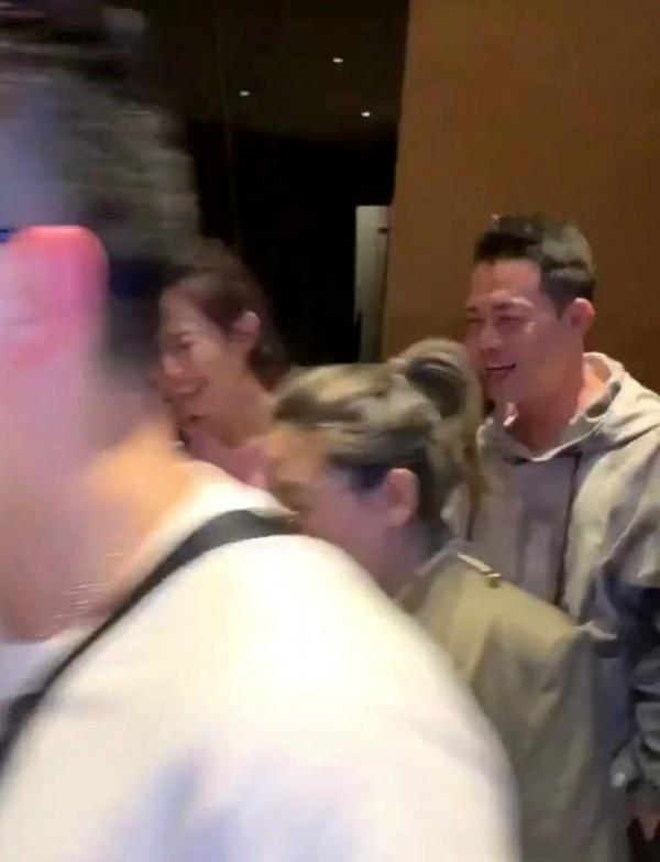 《披哥》慶功宴，大嫂團齊聚一堂，張晉蔡少芬十指緊扣成全場最甜