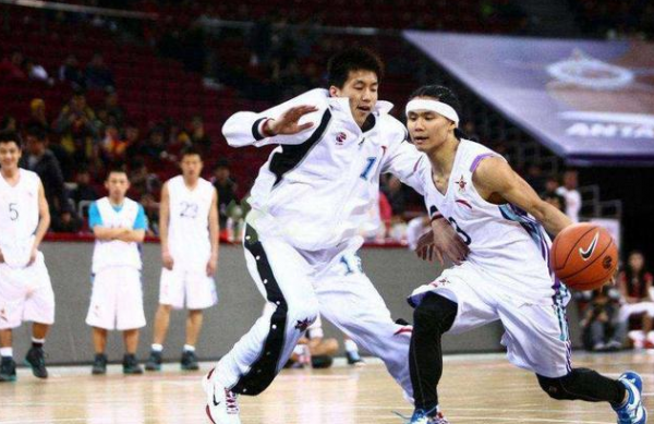 中國巨人,身高2.36米獲世界紀錄,娶1.9米的妻子,現狀如何? 中國巨人,身高2.36米獲世界紀錄,娶1.9米的妻子,現狀如何?