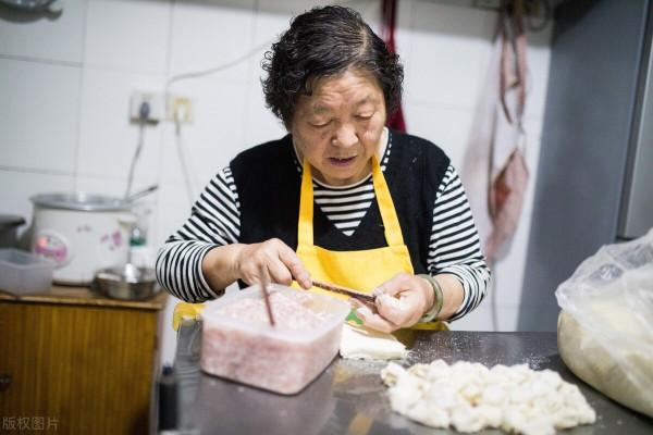 五十多歲的妻子腦出血去世，丈夫崩潰哭嚎：來世多愛自己