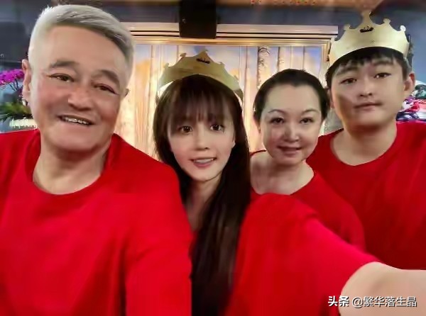 24歲趙一楠新公司開業,“謝廣坤”為他助陣,趙本山沒有現身 24歲趙一楠新公司開業,“謝廣坤”為他助陣,趙本山沒有現身