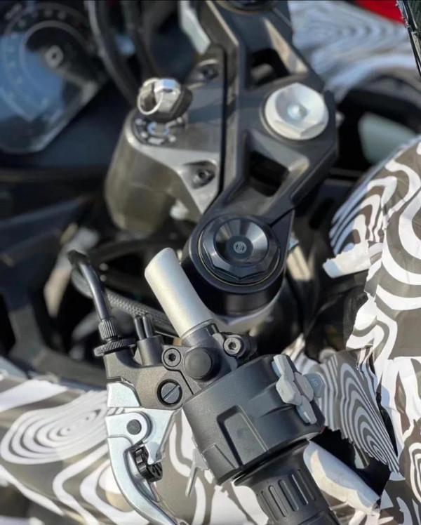 春風450SR賽道測試圖片再曝，Brembo直推上泵格外亮眼