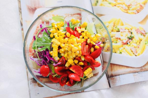 沙拉深受減肥人士的喜愛，好吃還不長胖，無負擔