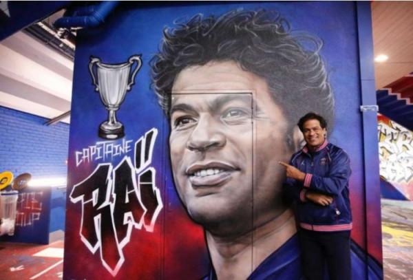 巴黎名宿拉易做客王子公園球場,納賽爾與其合影並贈送10號球衣 巴黎名宿拉易做客王子公園球場,納賽爾與其合影並贈送10號球衣