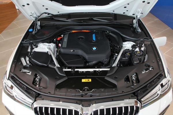 油耗僅1.5L的豪車,軸距超3米1,看車標就有檔次,實拍5系新能源 油耗僅1.5L的豪車,軸距超3米1,看車標就有檔次,實拍5系新能源