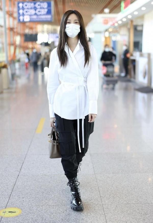 沈夢辰雖然長得挺甜，但穿著一身黑照樣帥氣得很，工裝褲真顯腿長