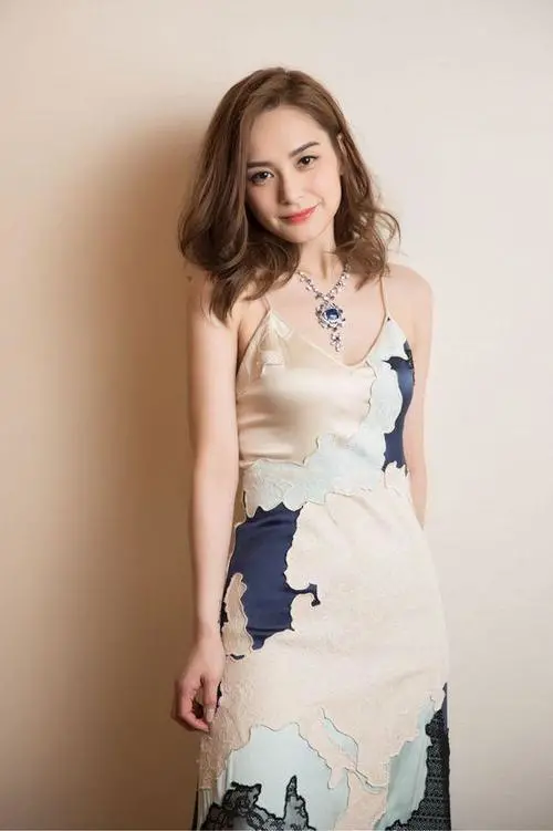 阿嬌發胖後衣品“堪憂”，穿大碼襯衫還配闊腿褲，目測像130斤