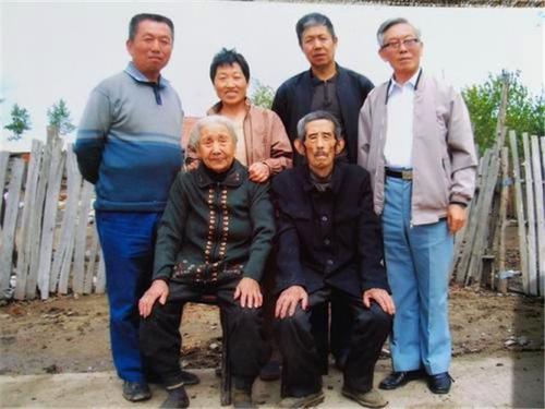 湖北一老農到北京旅遊,竟然找毛主席借錢,還稱毛主席是他大哥 湖北一老農到北京旅遊,竟然找毛主席借錢,還稱毛主席是他大哥