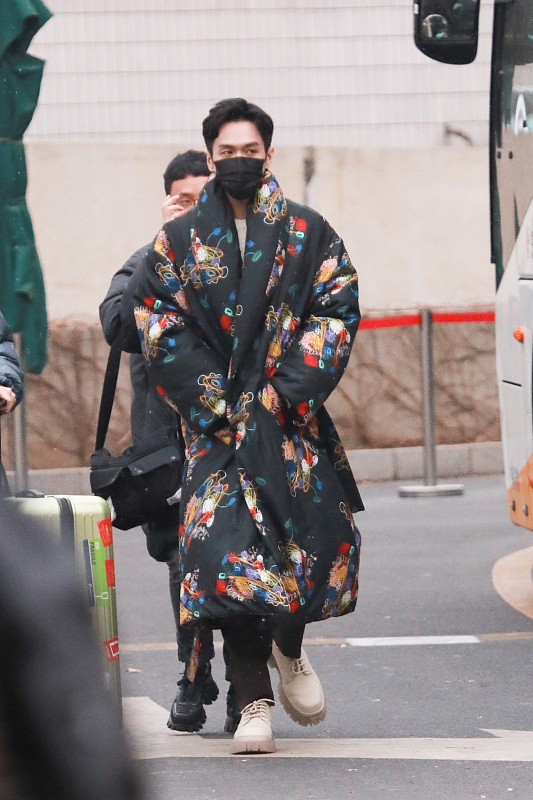 張若昀的身材“沒得說”，身穿黑色印花長棉服好帥氣，個性瀟灑