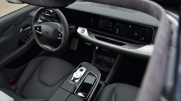 看似紳士實則暴徒,4.2秒破零百公里加速,極狐αS試駕,效能很強 看似紳士實則暴徒,4.2秒破零百公里加速,極狐αS試駕,效能很強