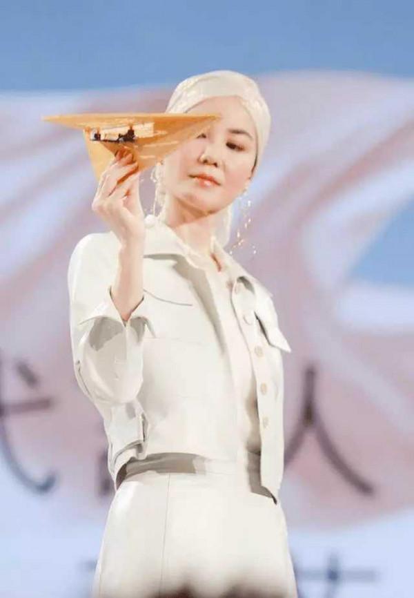 52歲王菲嘗試新造型：白色頭巾包裹整個頭部，冷眼一看像個老太太