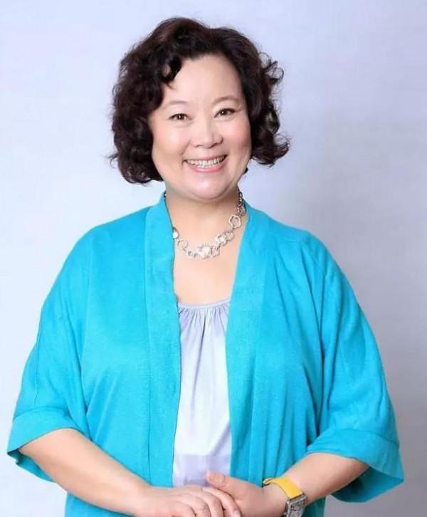 方青卓結婚半年後離婚,再婚嫁小4歲的未婚男,現生活狀況怎樣? 方青卓結婚半年後離婚,再婚嫁小4歲的未婚男,現生活狀況怎樣?