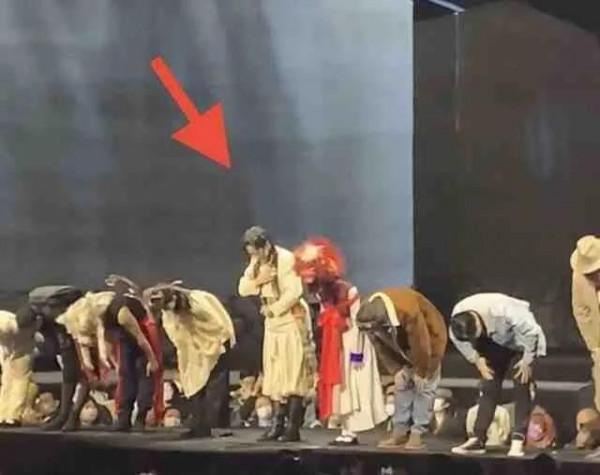 張傑受傷仍參演話劇6小時，妻子謝娜與好友何炅黃磊在臺下觀看