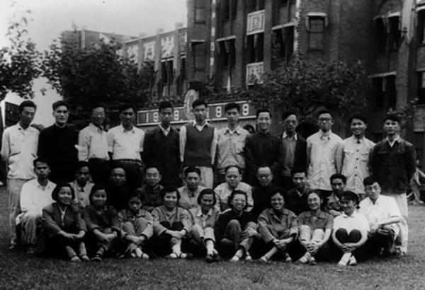 百年瞬間丨我國完成人工全合成結晶牛胰島素