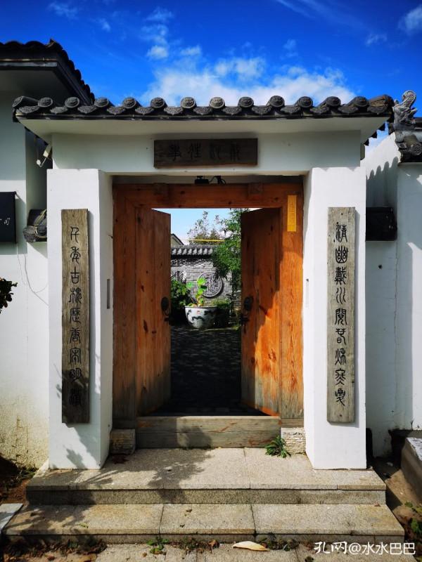 人到中年，一本紙質書拿在手裡還是很養心的