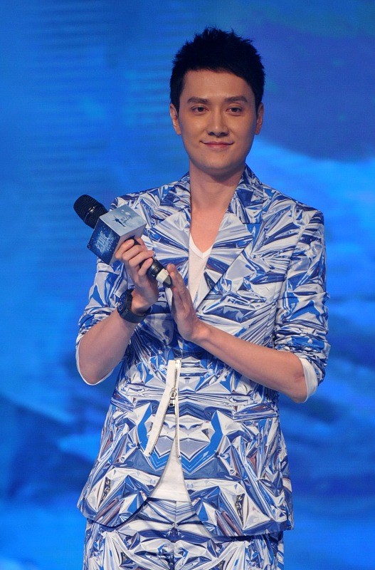 馮紹峰變化挺大，眼神好疲憊，看著有點蒼老，穿西裝都提不起氣質