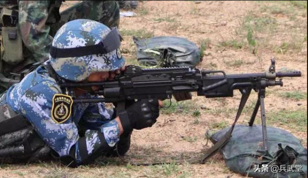 201型班機和95輕機並存?看外形不像同一時代,95更像重槍管步槍 201型班機和95輕機並存?看外形不像同一時代,95更像重槍管步槍