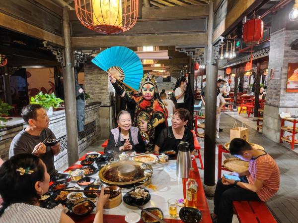 重慶人吃火鍋的姿勢，你真的學不會