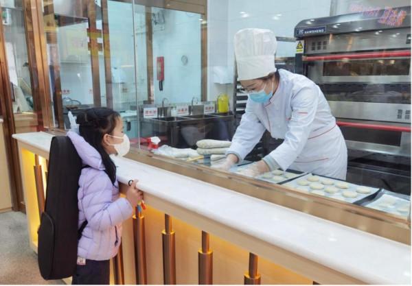 北京稻香村升級店內烘焙間，點心現烤現吃