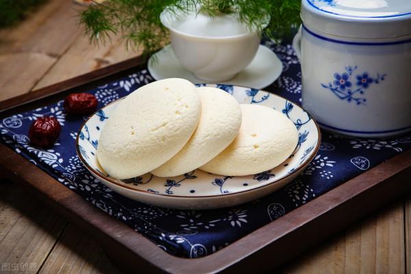 夏天麵粉別再蒸饅頭了，1次發酵製成小餅，暄軟不硬，加肉更好吃