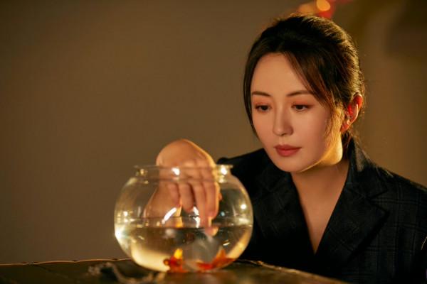 楊童舒身穿黑色格子西服套裝幹練大方，盡顯女神範