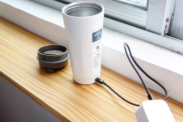 用手機充電器就能供電，探尋家USB智慧電熱水杯體驗