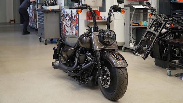 俄羅斯人把一輛哈雷公路之王改裝得又黑又胖,挺復古 俄羅斯人把一輛哈雷公路之王改裝得又黑又胖,挺復古