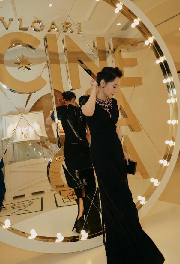 許晴完全沒有中年人的影子，年過半百穿白T恤配揹帶褲，像個少女